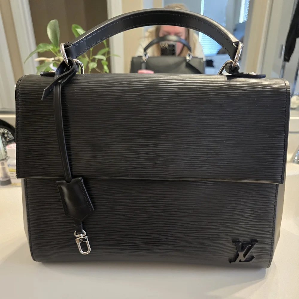 Louis Vuitton Cluny MM EPI - Picture 11 of 16